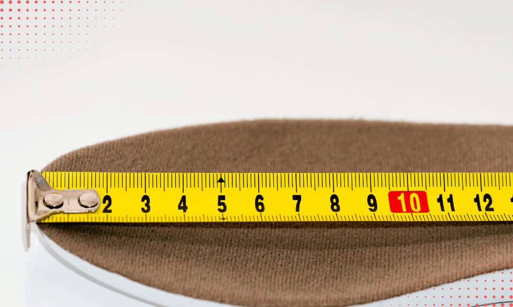 Dokładny pomiar stopy dziecka przy użyciu specjalistycznej miarki do butów.